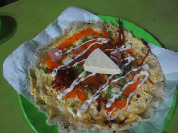 Banh trang nuong pho mai - featuring a rice cake as the base