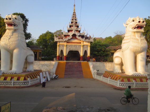 The entrance to Mandalay Hill